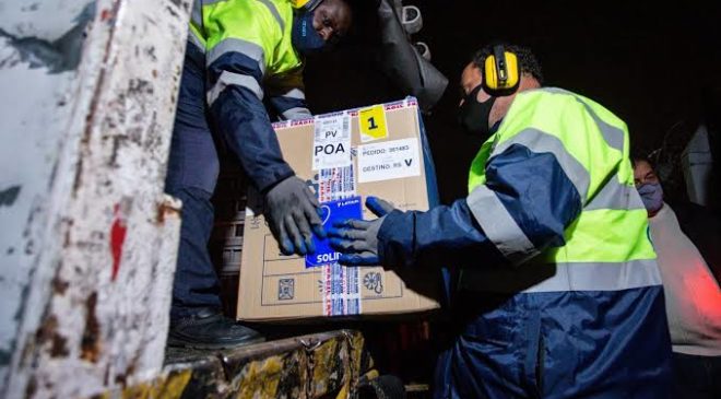 País recebe primeiro lote da vacina contra Covid-19 para crianças