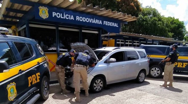 PRF prende motorista de carro roubado em Camaçari dirigindo com CNH vencida em Eunápolis