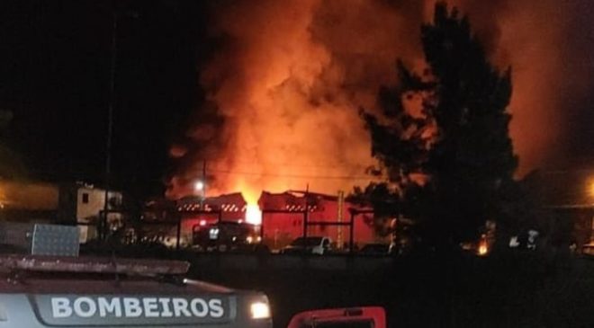 Bombeiros debelam incêndio em fábrica de colchões em Santo Antônio de Jesus