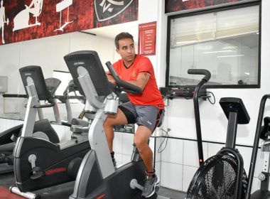 Jadson se apresenta ao Vitória no segundo dia de pré-temporada