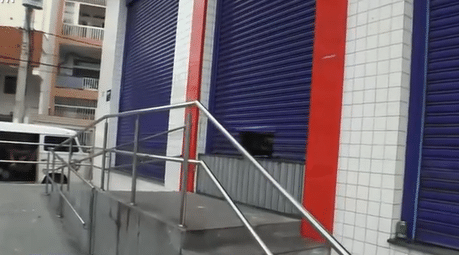 Loja de camisetas vira alvo de assaltante e é arrombada pelo teto na Barra