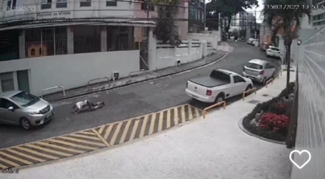 Idosa é atropelada por assaltante após roubo de carro; veículo foi recuperado