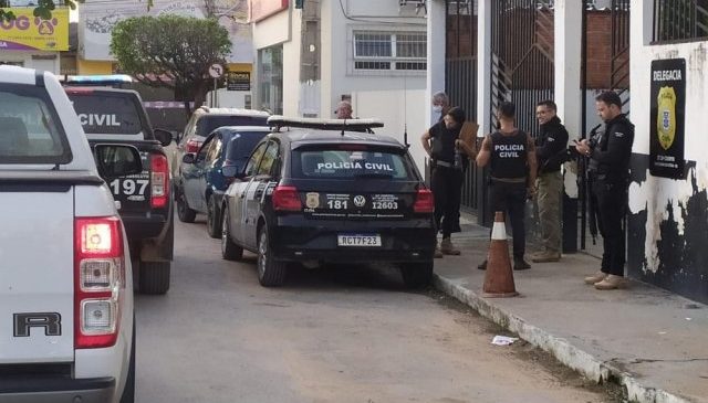 Na cidade de Feira de Santana,  Cinco pessoas são presas e um adolescente é apreendido durante operação Unum Corpus