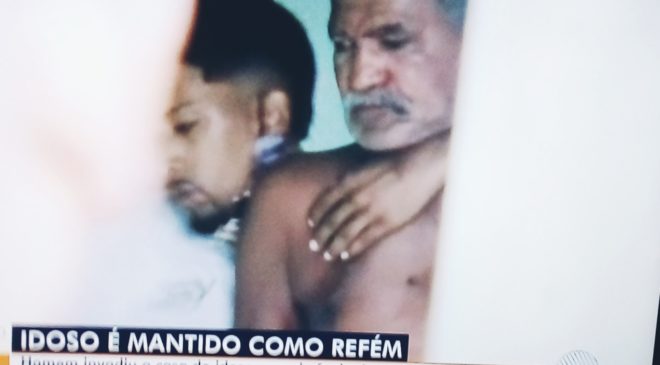 Bandido abre a porta de sus casa e feito refém