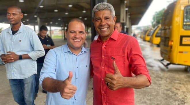 Dr. Randerson Leal representa seu pai o deputado estadual Roberto Carlos, na entrega de 79 ônibus escolares para municípios baianos pelo governador Jerônimo Rodrigues