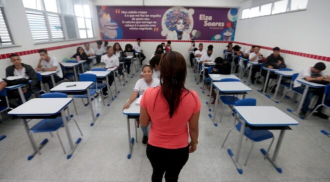 Governo do Estado vai conceder de cerca de duas mil licenças-prêmios a profissionais da Educação