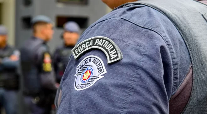 A violência aumenta e número de policiais militares no país cai em uma década