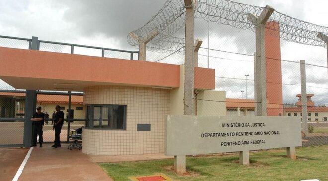 Dois detentos escapam de prisão de segurança máxima em Mossoró