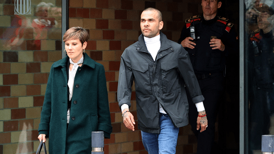 Daniel Alves paga fiança de 1 milhão de euros na Espanha para deixar prisão