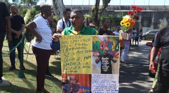 Amigos e familiares se despendem do cantor do Molejo Anderson Leonardo