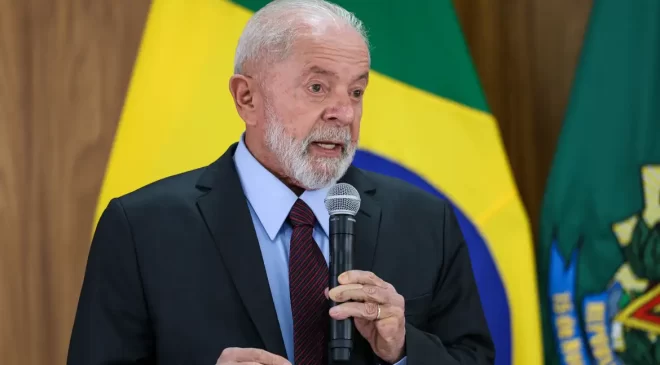 Lula recebe credenciais de oito novos embaixadores