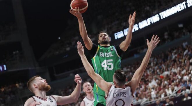 Brasil vence Letônia e se classifica para Paris 2024 no basquete