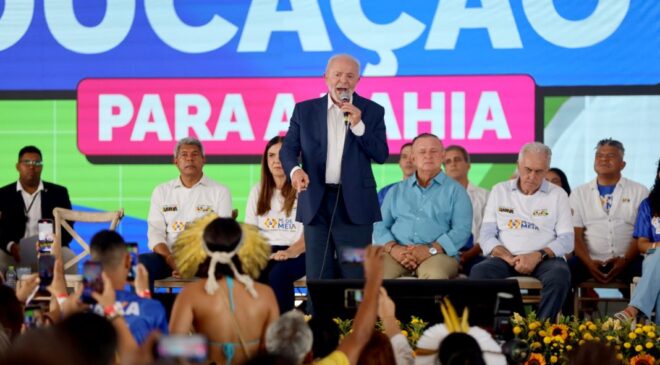 Em evento com 10 mil estudantes, Lula anuncia na Bahia expansão do Programa Pé-de-Meia