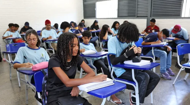 Pé-de-Meia paga nesta terça-feira para quem se formou no ensino médio do ano passado