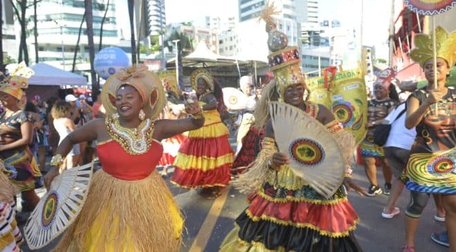 Fuzuê abe a maratona da folia em Salvador , neste domingo tem mais