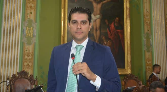 Aleluia defende regulamentação do aluguel de cadeiras nas praias de Salvador