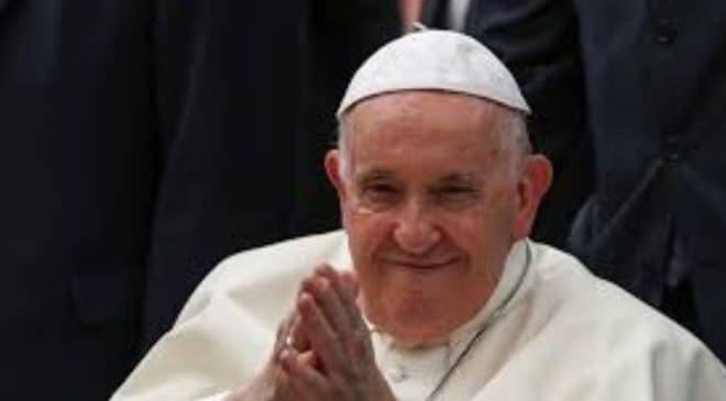 Papa Francisco continua em estado crítico, diz Vaticano
