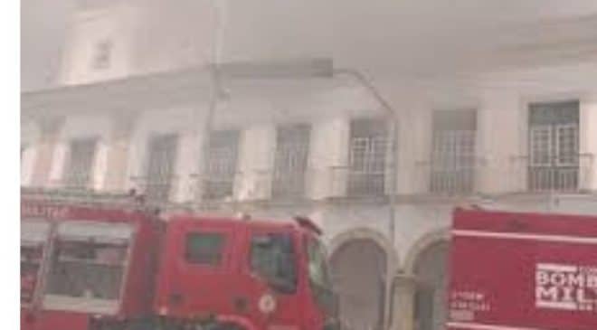 Prédio da Câmara Municipal pegou fogo na segunda-feira, não houve registros de vítimas