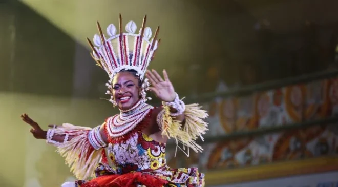 Ilê Aiyê escolhe rainha em noite de celebração da beleza da mulher negra