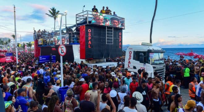 Barra fica lotada para ver Furdunço e celebra a chegada do Carnaval