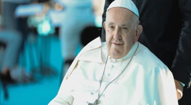 Vaticano anuncia que Papa Francisco está com pneumonia bilateral