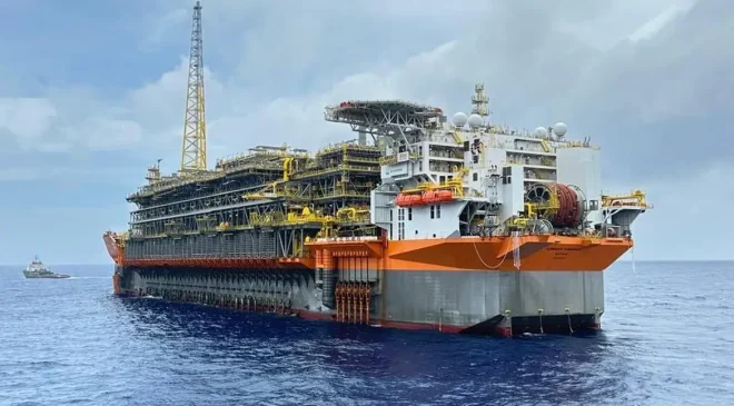 Brasil inicia operação no pré-sal com o maior navio-plataforma