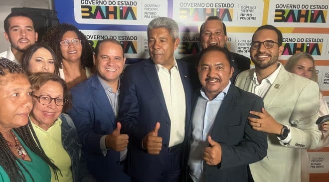 Randerson Leal e Roberto Carlos garantem congelamento das tarifas do metrô ao lado de Jerônimo