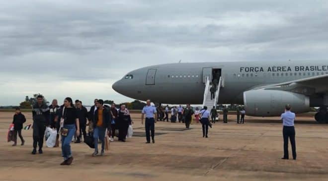 Projeto propõe auxílio financeiro para brasileiros deportados