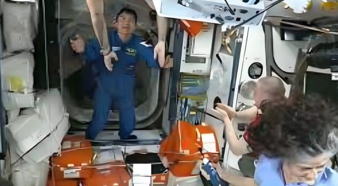 Missão chega à estação espacial para resgatar astronautas ‘presos’ no espaço