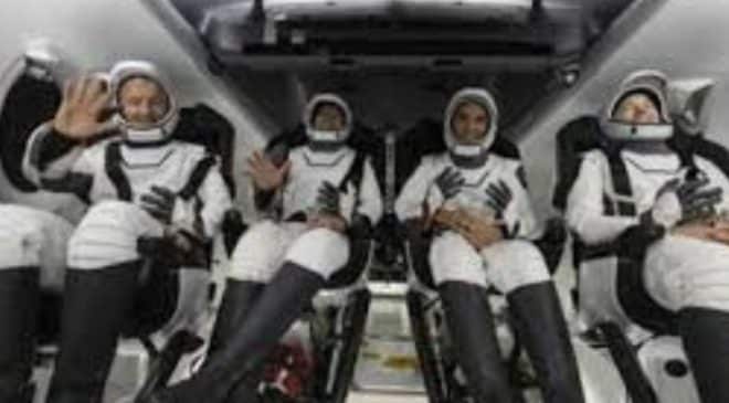 Astronautas ‘presos’ no espaço estão de volta à Terra após 9 meses