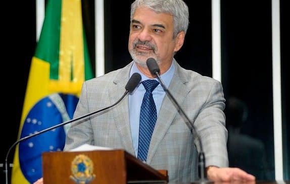 Humberto Costa assume interinamente presidência do PT