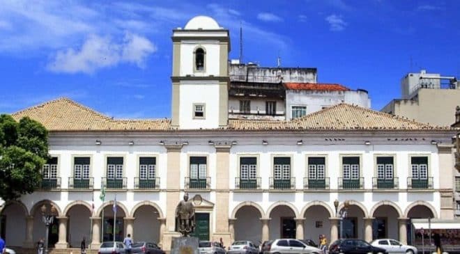 Câmara de Salvador firma contrato de seguro após incêndio