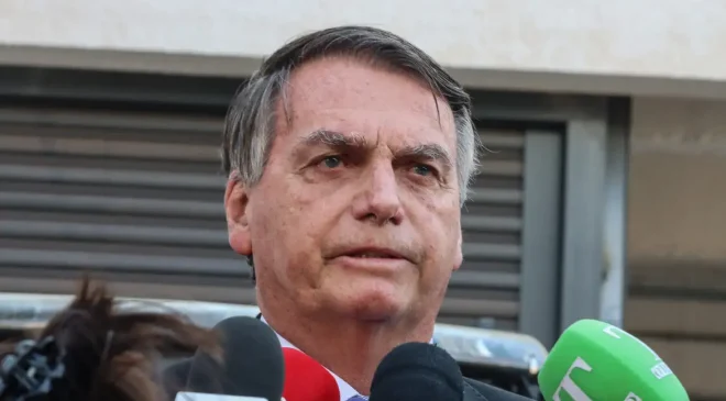 Defesa de Bolsonaro quer anulação da delação de Cid e afastamento de Moraes