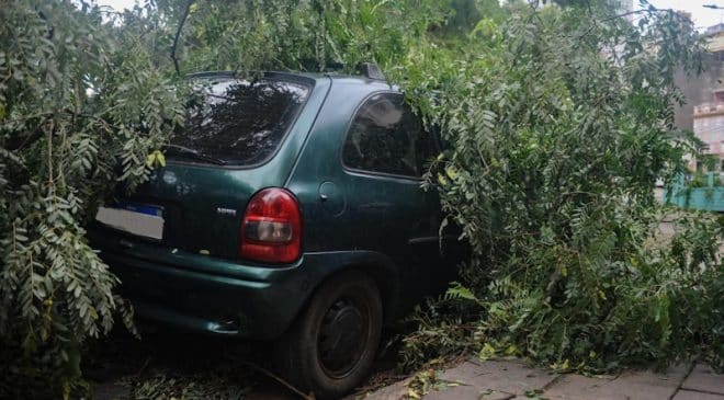 Temporal em Porto Alegre deixa a cidade em situação de emergência