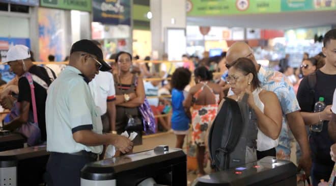 Milhares de pessoas deixaam Salvador com reforço no transporte e na fiscalização