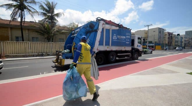 Descarte correto do lixo preveni transtornos durante período chuvoso em Salvador