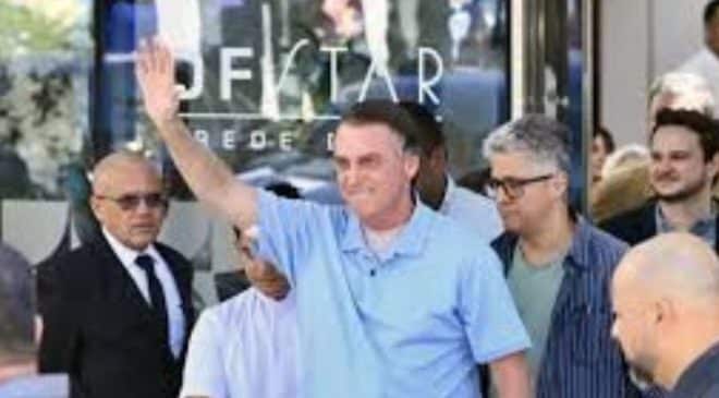 Bolsonaro tem alta após três semanas internado