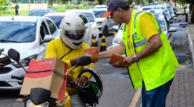 Transalvador orienta motociclistas sobre trânsito seguro e limites de velocidade