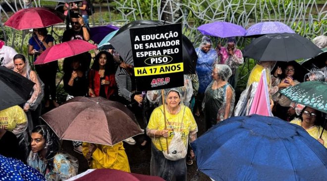 Professores da rede municipal em Salvador decretam greve por tempo indeterminado