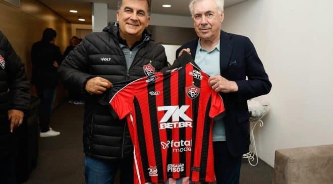 Carlo Ancelotti treinador da Seleção Brasilira recebe a camisa do Vitória