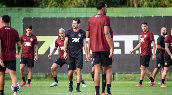 Vitória volta aos treinos visando o confronto no dia dos namorados