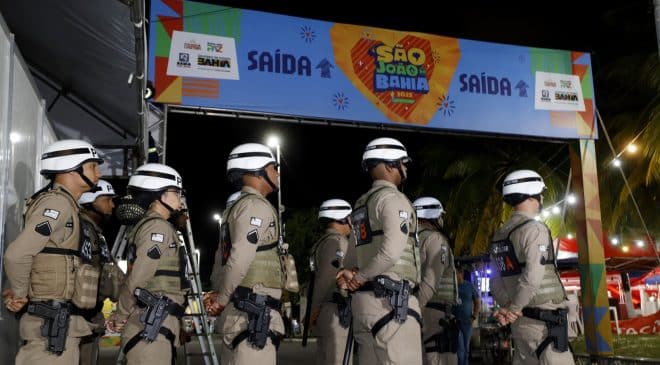 Milhares de pessoas se divertem no segundo dia do São João da Bahia em Salvador