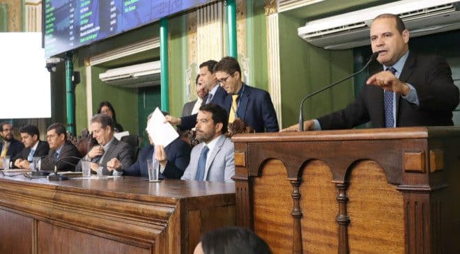 Sessão ordinária da Câmara Municipal de Salvador debate Faixa Azul para motos