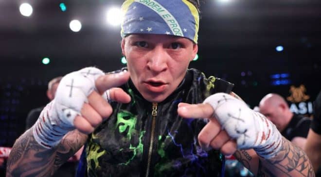 Bia Ferreira vence argentina após 10 rounds e mantém título mundial de boxe