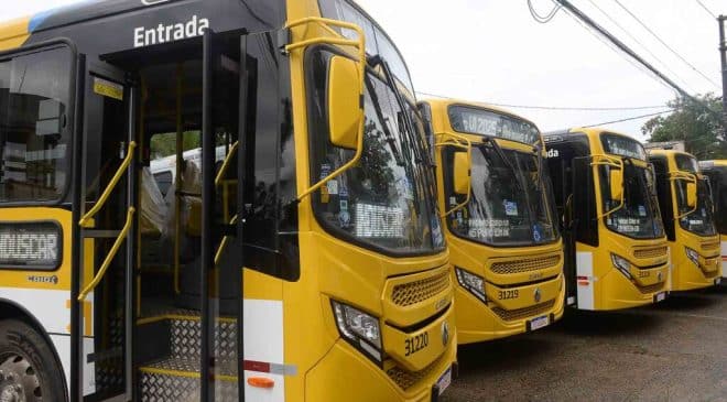 Prefeitura entrega novos ônibus com ar-condicionado e amplia renovação da frota
