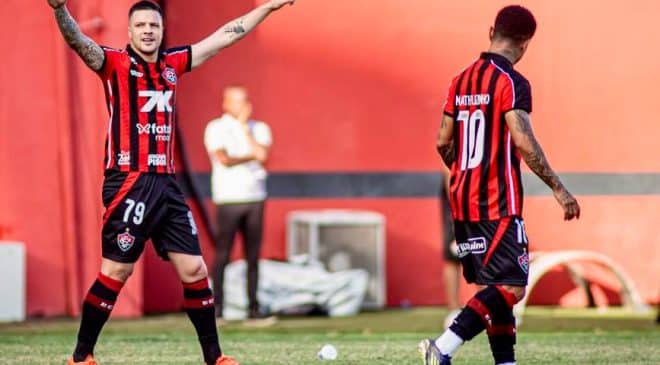 Vitória vence o Bragantino no sufoco com golaço de Kayzer