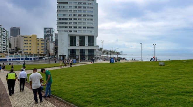Prefeitura requalifica gramado e áreas verdes no entorno do Farol da Barra