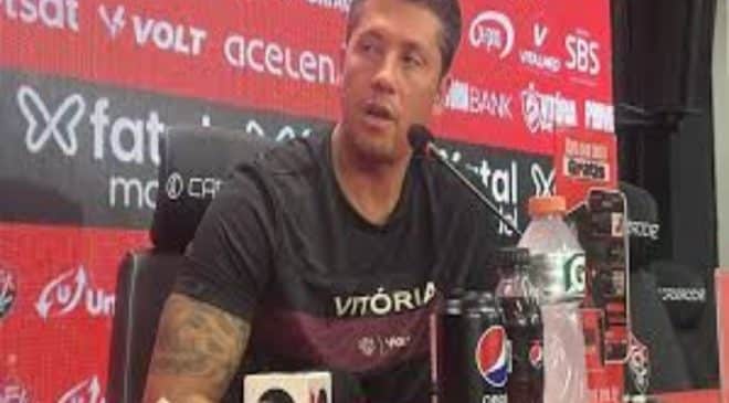 Vitória anuncia demissão de Thiago Carpini