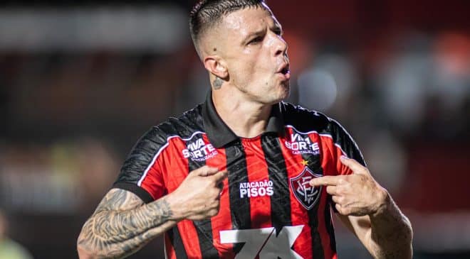 Vitória cede empate no finalzinho do jogo com Barradão lotado