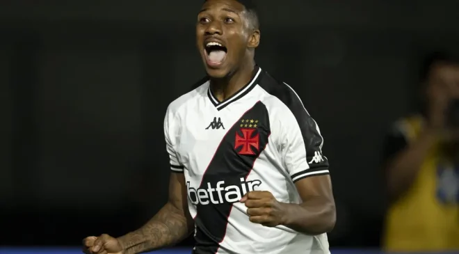 Novo zagueiro do Bahia jogador Luiz Gustavo desembarca em Salvador